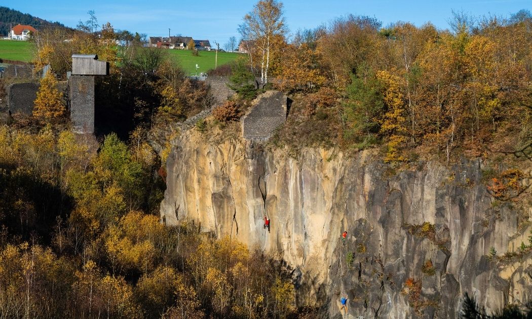Die Ettringer Lay hat die größte Felswand der Eifel.